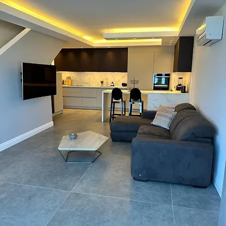 In With Luxury Hotel